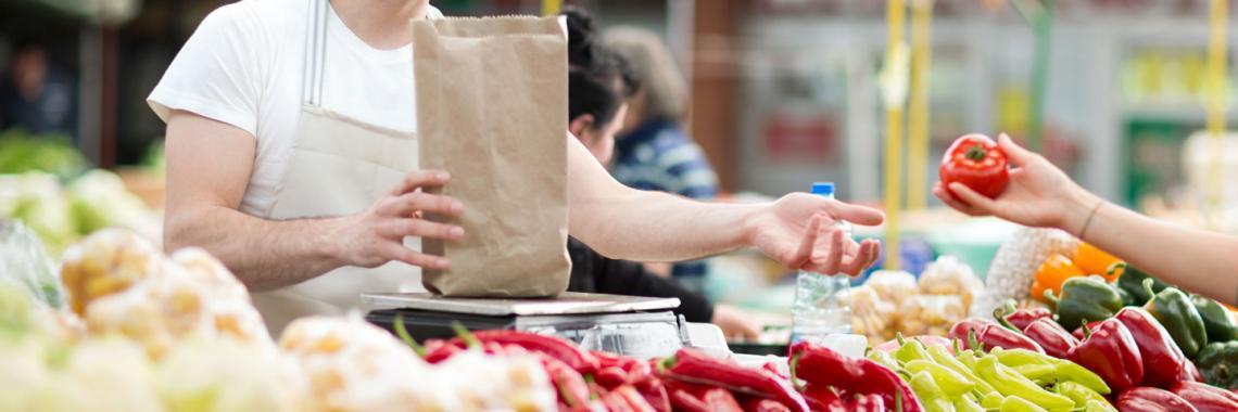 Vendeur de légumes sur un marché