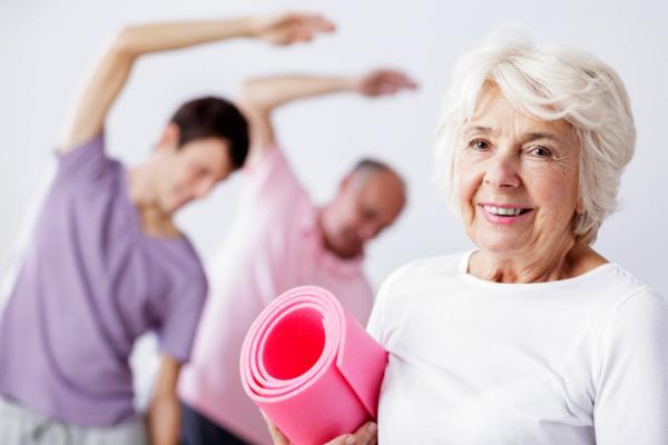 Femme âgée pratiquant la gym