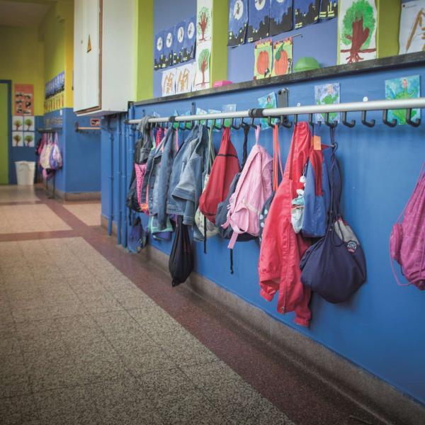 Sacs à dos sur porter-manteau à l'école