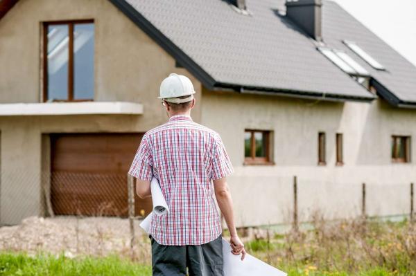 Architecte devant une construction