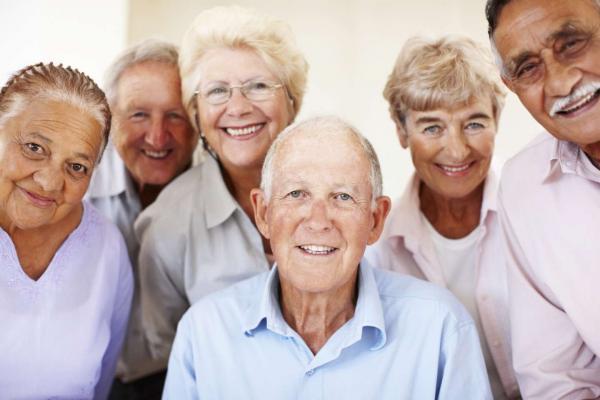 Groupe de personnes âgées