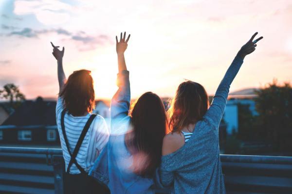 3 jeunes filles couché de soleil