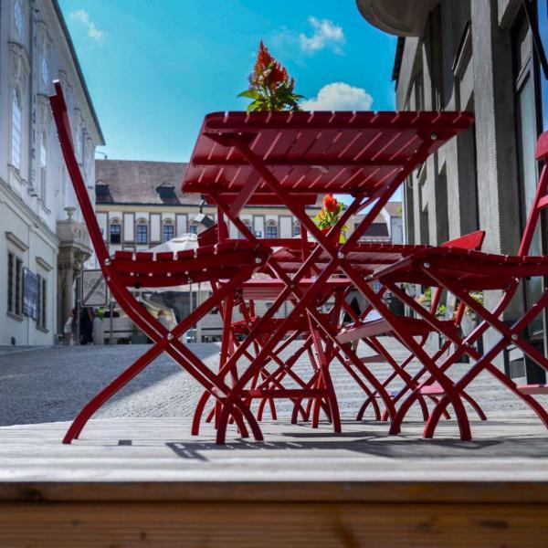 Table et chaises rouges terrasse