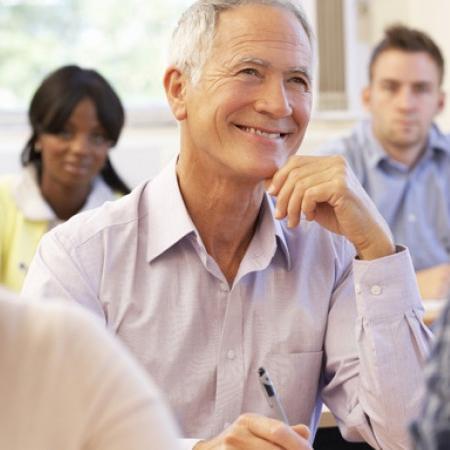 senior souriant étudiant