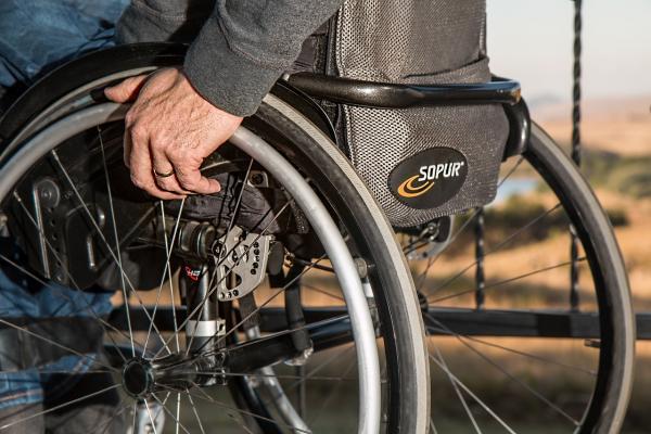 Personne âgée sur une chaise roulante