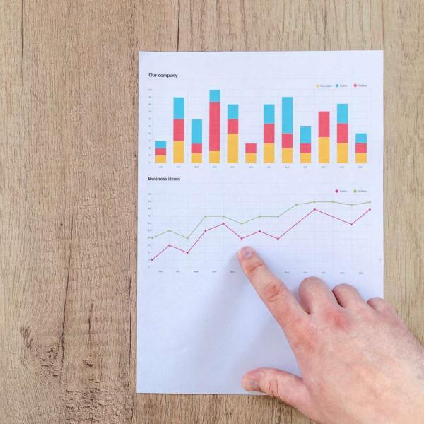 doigt pointant statistiques analytics