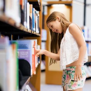 enfant rayon bibliothèque