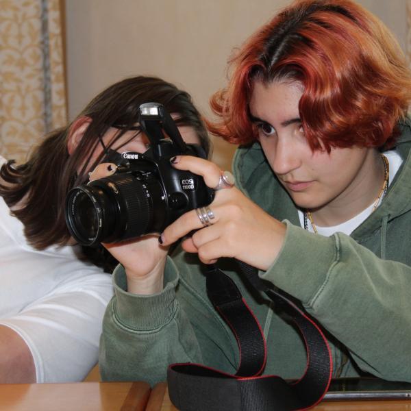 jeune CJW avec un appareil photo