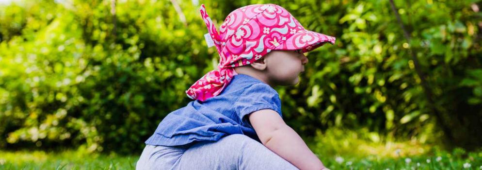 bébé dans l'herbe