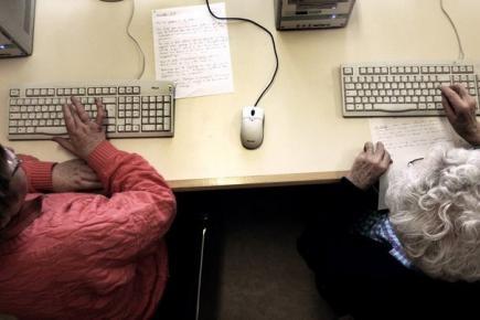 2 femmes devant un ordinateur