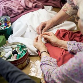 Femmes âgées faisant de la couture