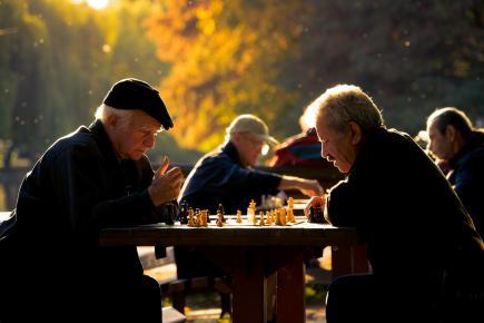 Seniors jouent aux échecs