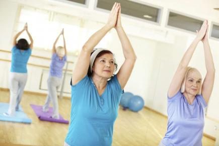 Femmes âgées pratiquant la gym