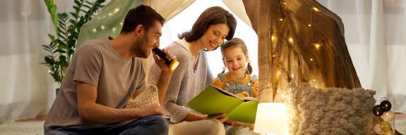 Couple lisant une histoire à son enfant