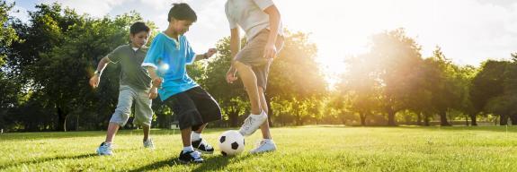 Jeunes garçons jouant au foot