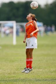 Adolescente jouant au foot