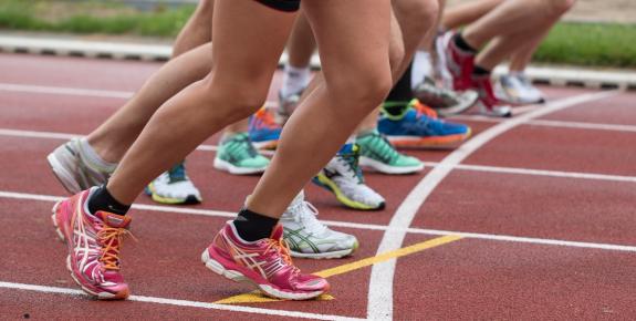 Coureurs se préparant à démarrer sur une piste d'athéltisme