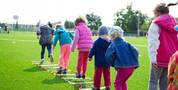 enfants jeu herbe 