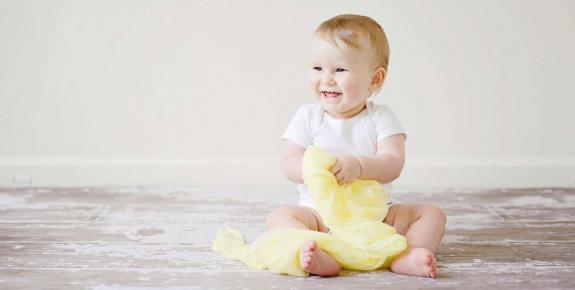 adorable bébé tissu jaune
