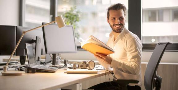 homme avec dossier devant ordi