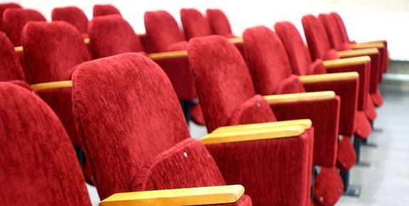 Fauteuils rouges auditorium