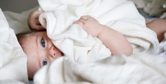 bébé dans essuie blanc