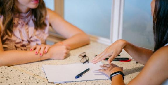 deux jeunes filles tables mains