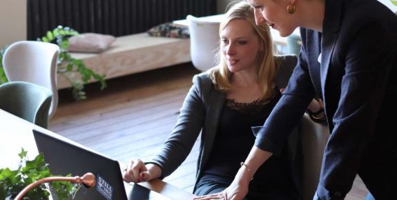 deux femmes en face d'un écran pc