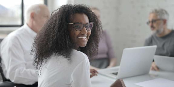 sous directeur étudiante black souriante