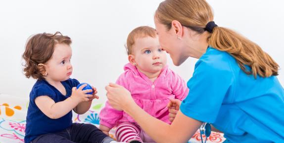 infirmière crèche bébé