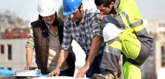 gestionnaire travaux équipe construction chantier architecte