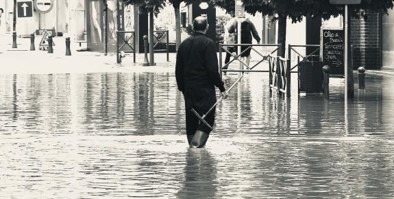 inondation homme de dos rue du pont