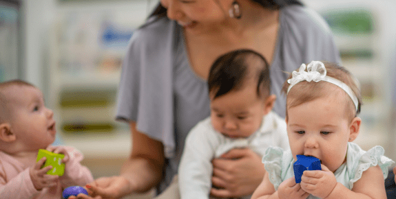 Banner puéricultrice avec 4 bébés